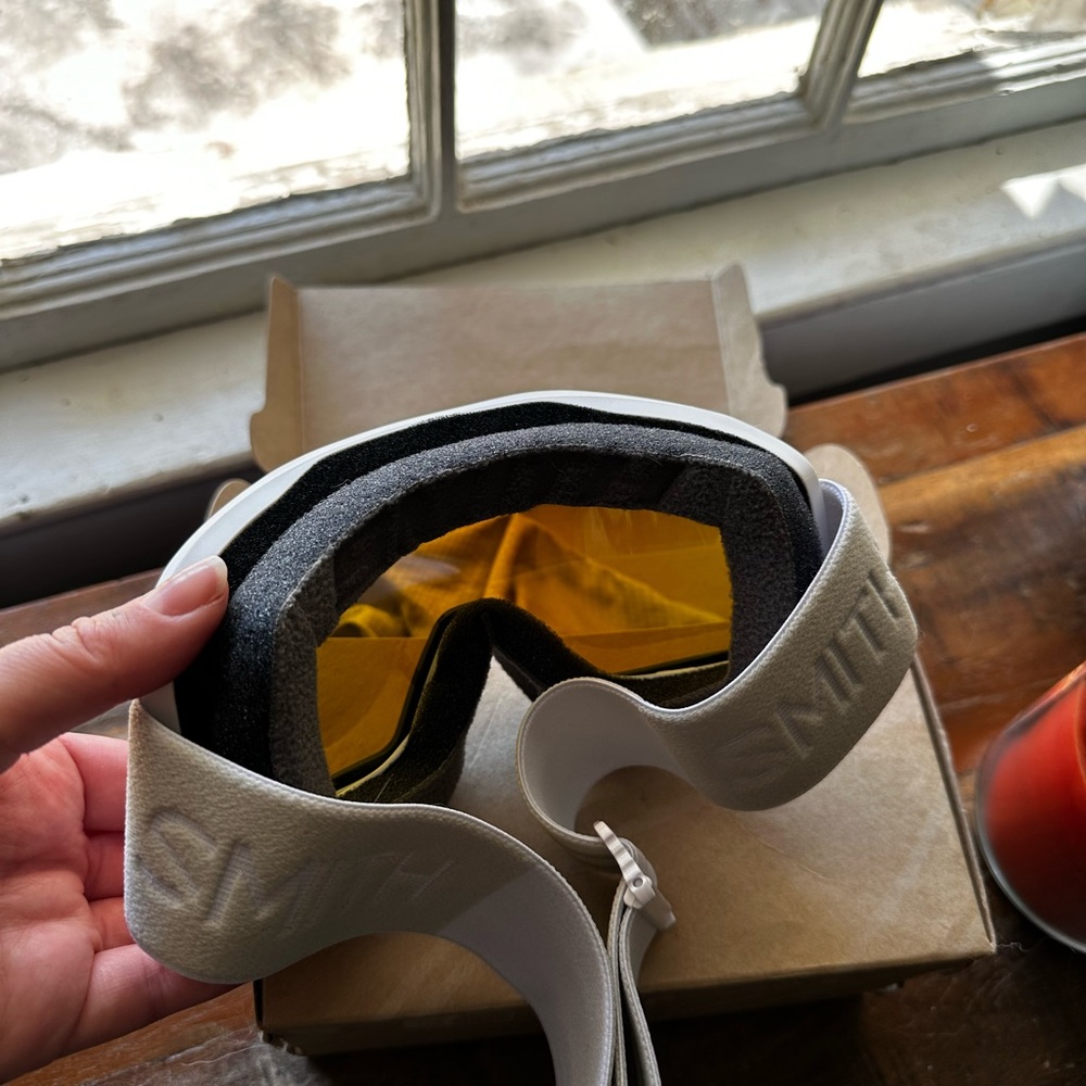 SMITH snow/skiing goggles with anti-fog lens, &
UVA/UVB sun protection - Picture 8 of 12